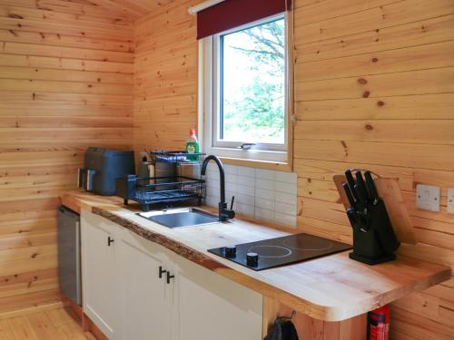 Kuchyň nebo kuchyňský kout v ubytování Shepherds Hut Two - Uk48783