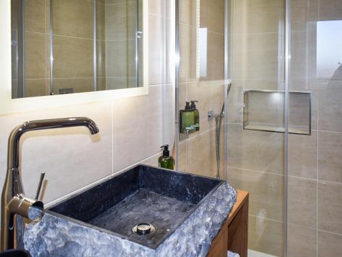 Bilik mandi di Ryka Lodge