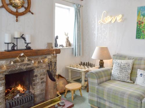 un soggiorno con divano e camino di Eastwood House a Brandesburton