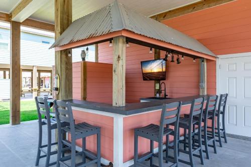 StingareeにあるSea Glass Retreat homeのパティオのガゼボにあるバー