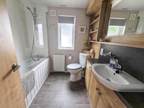 Koupelna v ubytování Spacious 8 Berth Luxury Lodge For Hire At Broadland Sands In Suffolk Ref 20033Cv