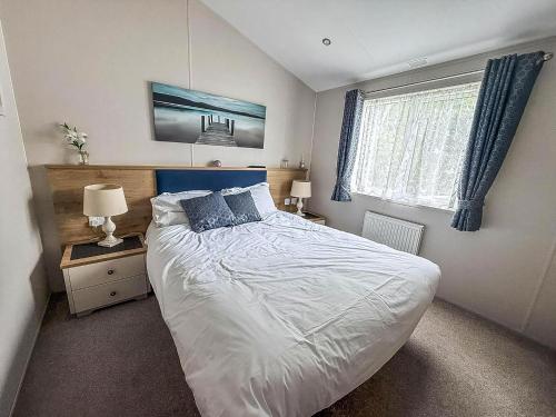 Postel nebo postele na pokoji v ubytování Spacious 8 Berth Luxury Lodge For Hire At Broadland Sands In Suffolk Ref 20033Cv