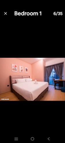ein Bild eines Schlafzimmers mit einem Bett in einem Zimmer in der Unterkunft Eaton KL,2R1B,0 Service,KLCC,500mbps,2-4pax in Kuala Lumpur
