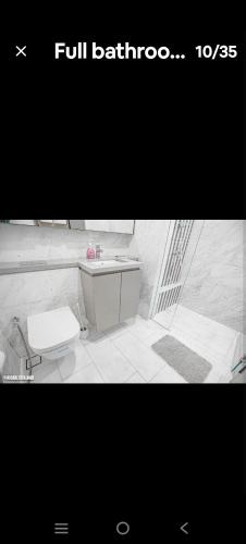 ein Badezimmer mit einer weißen Toilette und einem Waschbecken in der Unterkunft Eaton KL,2R1B,0 Service,KLCC,500mbps,2-4pax in Kuala Lumpur