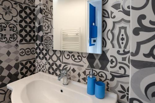 a bathroom with a sink and a mirror at Casa cobalto vicinissima al centro by Turin House Collection in Turin