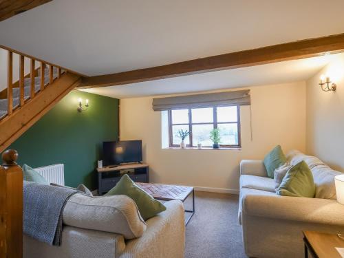 Una sala de estar con dos sofás y un televisor. en Uk46590 - Longmynd, en Church Stretton