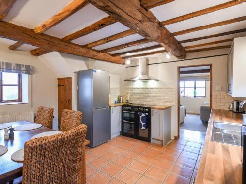 una cocina con una mesa y un refrigerador en Uk46590 - Longmynd, en Church Stretton