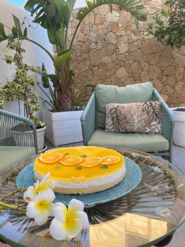 a cake on a table with flowers on a table at B&B La mia Isola in Castelluzzo