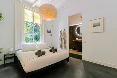 Postel nebo postele na pokoji v ubytování B&B Cosy Woods - stijlvolle suites aan het bos!