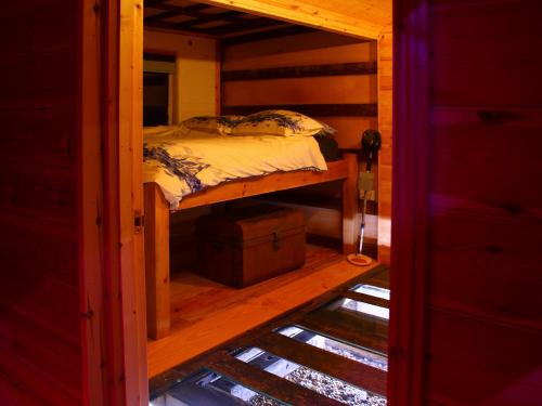 a small bedroom with a bed in a cabin at Hafod Station in Dungeness