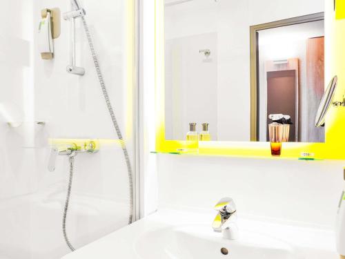 Ένα μπάνιο στο Ibis Styles Lille Marcq En Baroeul