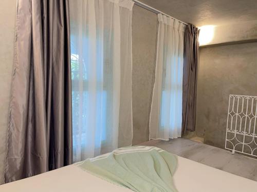 un dormitorio con una cama y una ventana en Studio Turquesa Kasbah Tangier, en Tánger