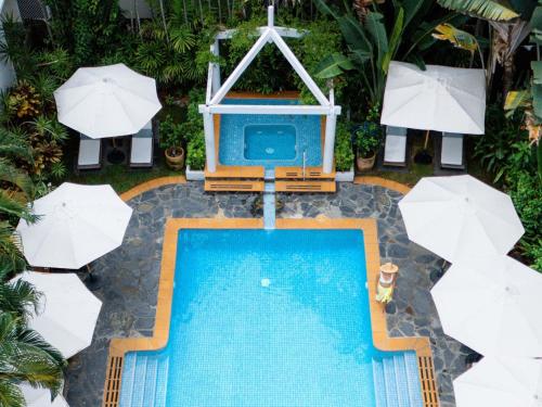 an overhead view of a swimming pool with umbrellas at The Reef House Adults Retreat - Enjoy 28 Complimentary Inclusions in Palm Cove