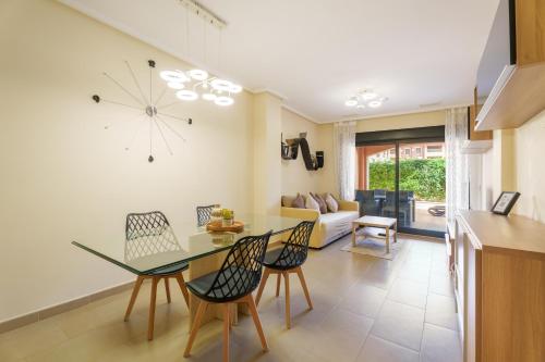 Hogar Brisa de las Marinas acogedor apartamento con amplia terraza y acceso directo a las piscinas-Comfortable apartment with spacious terrace and direct pool access