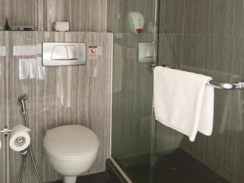 Un baño de Ibis Padang
