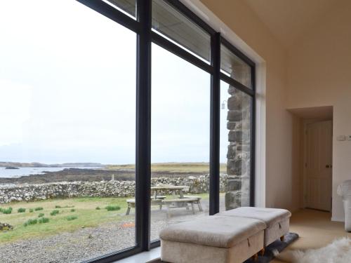 Habitación con ventana grande con vistas al océano. en 7 Greep, en Orbost