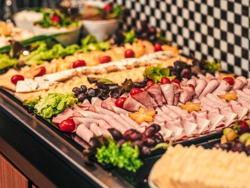 a display case with a bunch of different types of food at ibis Styles Wałbrzych in Wałbrzych