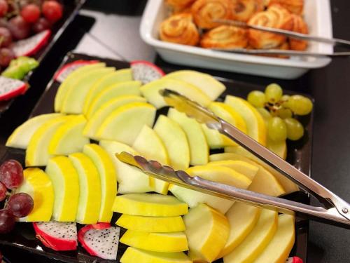 a tray of fruit with tongs on top at ibis Styles Wałbrzych in Wałbrzych