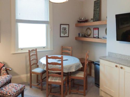 ファイリーにあるApartment 5 - 28159のテーブルと椅子と窓のあるダイニングルーム