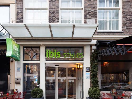 Un escaparate con un cartel que dice "sus palos" en ibis Styles Amsterdam Central Station, en Ámsterdam