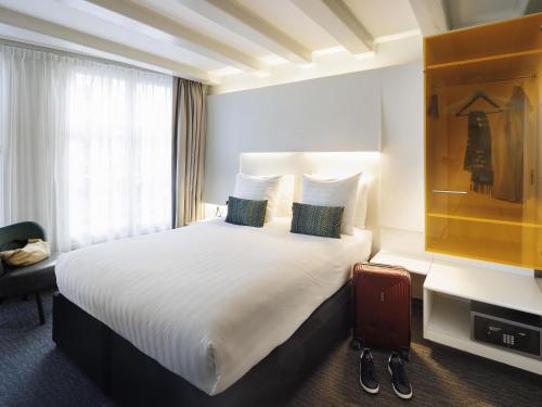 Una habitación de hotel con una cama grande y una ventana. en ibis Styles Amsterdam Central Station, en Ámsterdam