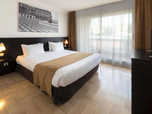 Ένα ή περισσότερα κρεβάτια σε δωμάτιο στο Aparthotel Adagio Nice Promenade des Anglais