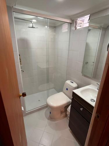 Bilik mandi di Cozy Quite Poblado 3 bedroom