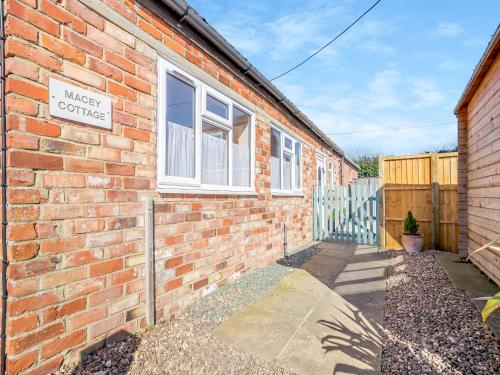 un bâtiment en briques avec un panneau indiquant « Mason Cottages » dans l'établissement Macey's Cottage - Uk42146, à North Somercotes