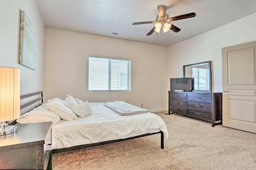 Postel nebo postele na pokoji v ubytování Cajun King Townhome, Village - 3 En-Suite Bedrooms