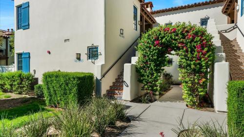 Una casa con flores al costado. en LV371 Cozy Downstairs 3BR Legacy Villa Near Pools, en La Quinta