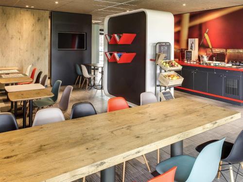 ein Esszimmer mit Tisch und Stühlen in der Unterkunft ibis Montceau les Mines in Montceau-les-Mines