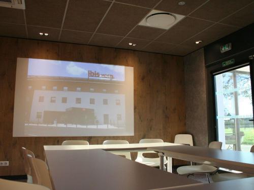 Der Geschäftsbereich oder Konferenzraum in der Unterkunft ibis Montceau les Mines