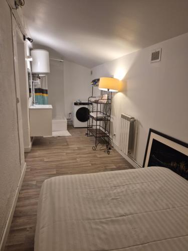 ein Schlafzimmer mit einem Bett und ein Zimmer mit einem Kamin in der Unterkunft Maison de vacances à La Ciotat Ceyreste in Ceyreste