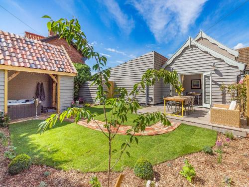 a house with a yard with a table at Queens Barn in Wortham