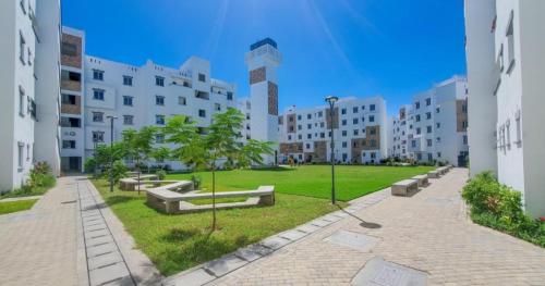 un parque con bancos y edificios en una ciudad en Royal suite of Buxton point, en Mombasa