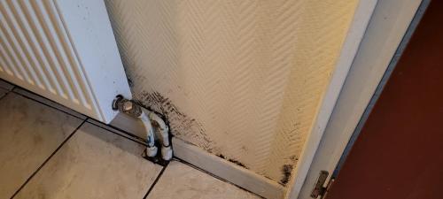 a door with dirt on the side of a wall at Chambre calme dans une colocation de 5 personnes in Charleville-Mézières