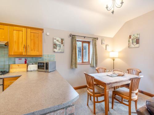 une cuisine et une salle à manger avec une table et des chaises dans l'établissement Oak Cottage - Uk45576, à Maltby le Marsh