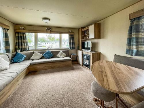a living room with a couch and a table at Au Bords Du Lac - Uk49028 in Tattershall