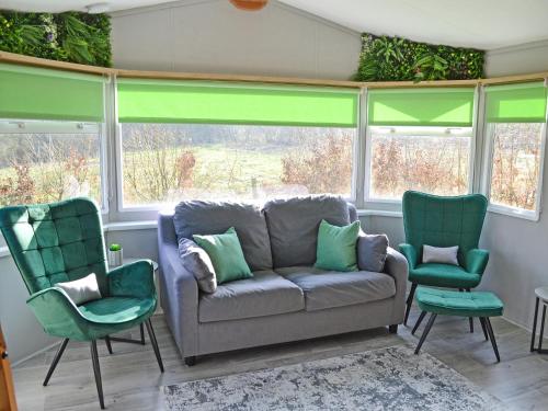 un soggiorno con un divano e due poltrone di The Lodge - Uk48785 a Llangefni