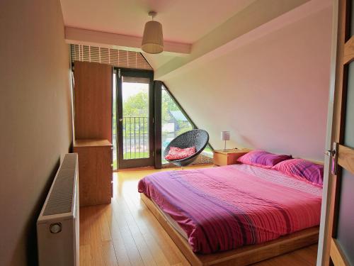 ein Schlafzimmer mit einem Bett und einem Stuhl darin in der Unterkunft Still Waters in Wroxham