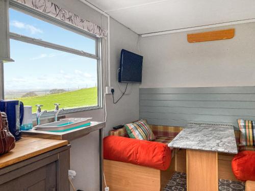 TV a/nebo společenská místnost v ubytování Sunset Cabin