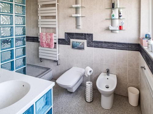 a bathroom with a toilet and a sink and a tub at Winthorp in Ivychurch