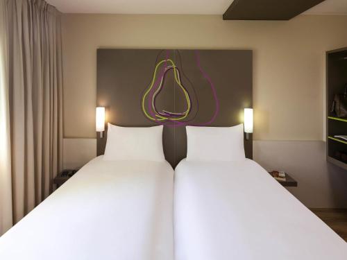 Hotel Ibis Styles Lleida Torrefarreraにあるベッド