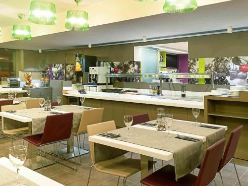 Hotel Ibis Styles Lleida Torrefarreraにあるレストランまたは飲食店