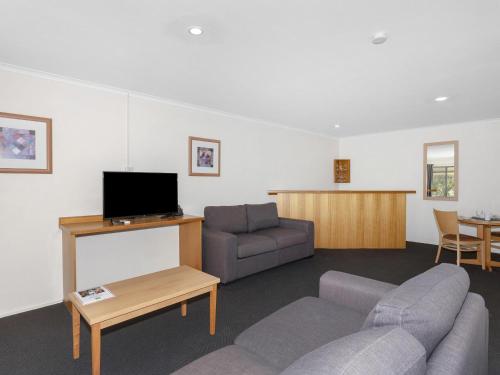 TV a/nebo společenská místnost v ubytování ibis Styles Canberra Eagle Hawk