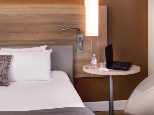 Ένα ή περισσότερα κρεβάτια σε δωμάτιο στο Hôtel Mercure Mâcon Bord de Saône