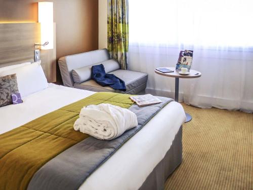 Ένα ή περισσότερα κρεβάτια σε δωμάτιο στο Hôtel Mercure Mâcon Bord de Saône