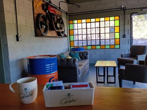Una taza de café sobre una mesa en una cafetería. en Cyclotel Motoposada, en Valle Hermoso