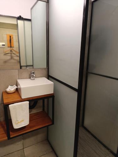 a bathroom with a sink and a mirror at Cyclotel Motoposada in Valle Hermoso