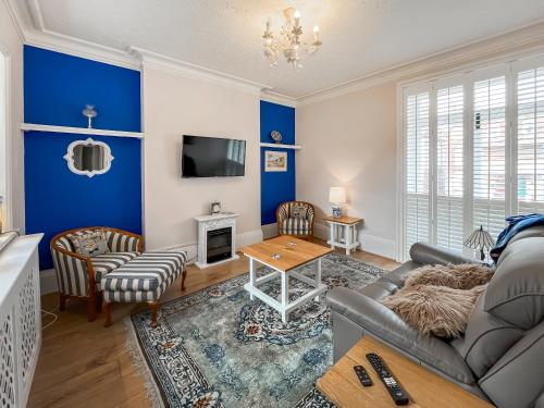 ウェストゲイト・オン・シーにあるWest Bay Apartmentの青い壁のリビングルーム(ソファ付)